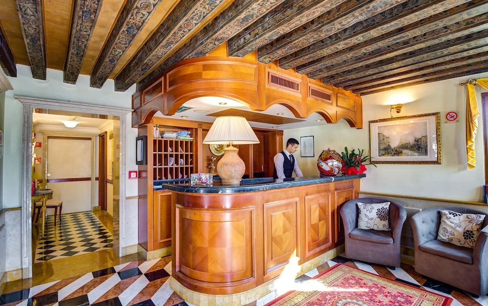 フロントデスク 写真