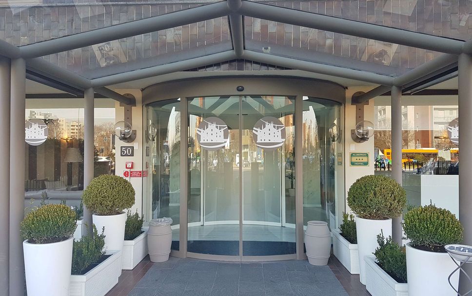 ホテルのエントランス 写真