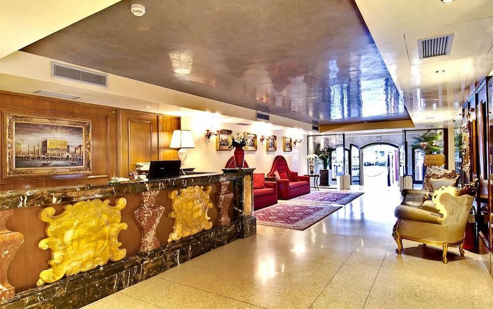 フロントデスク 写真