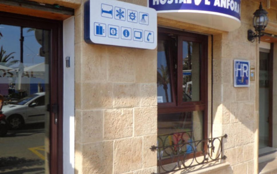 ホテルのエントランス 写真