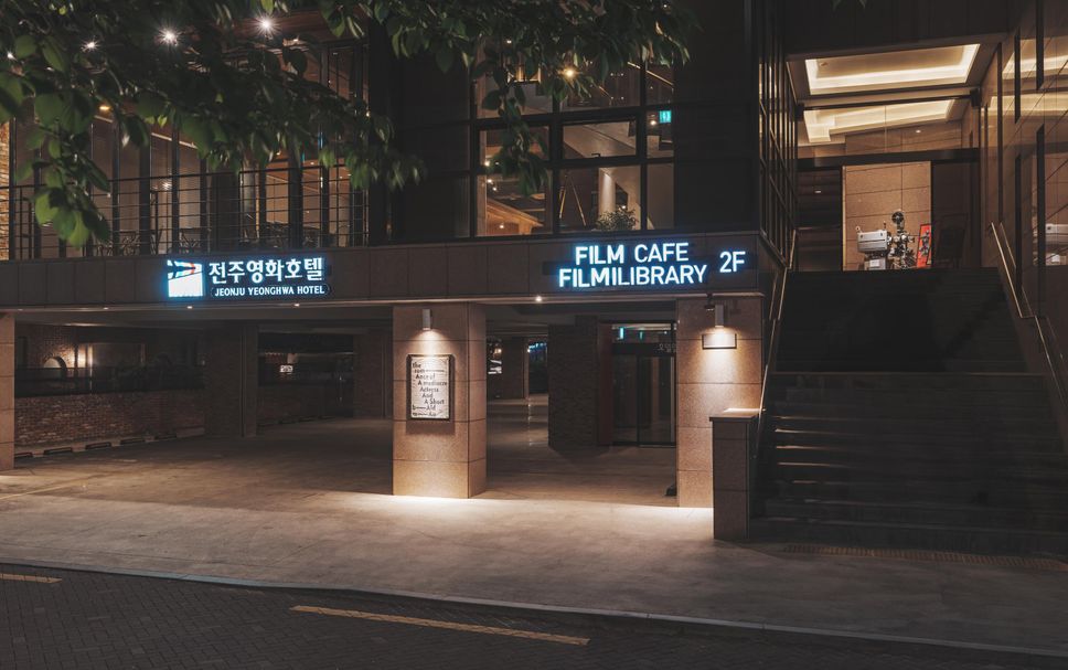 ホテルのエントランス 写真